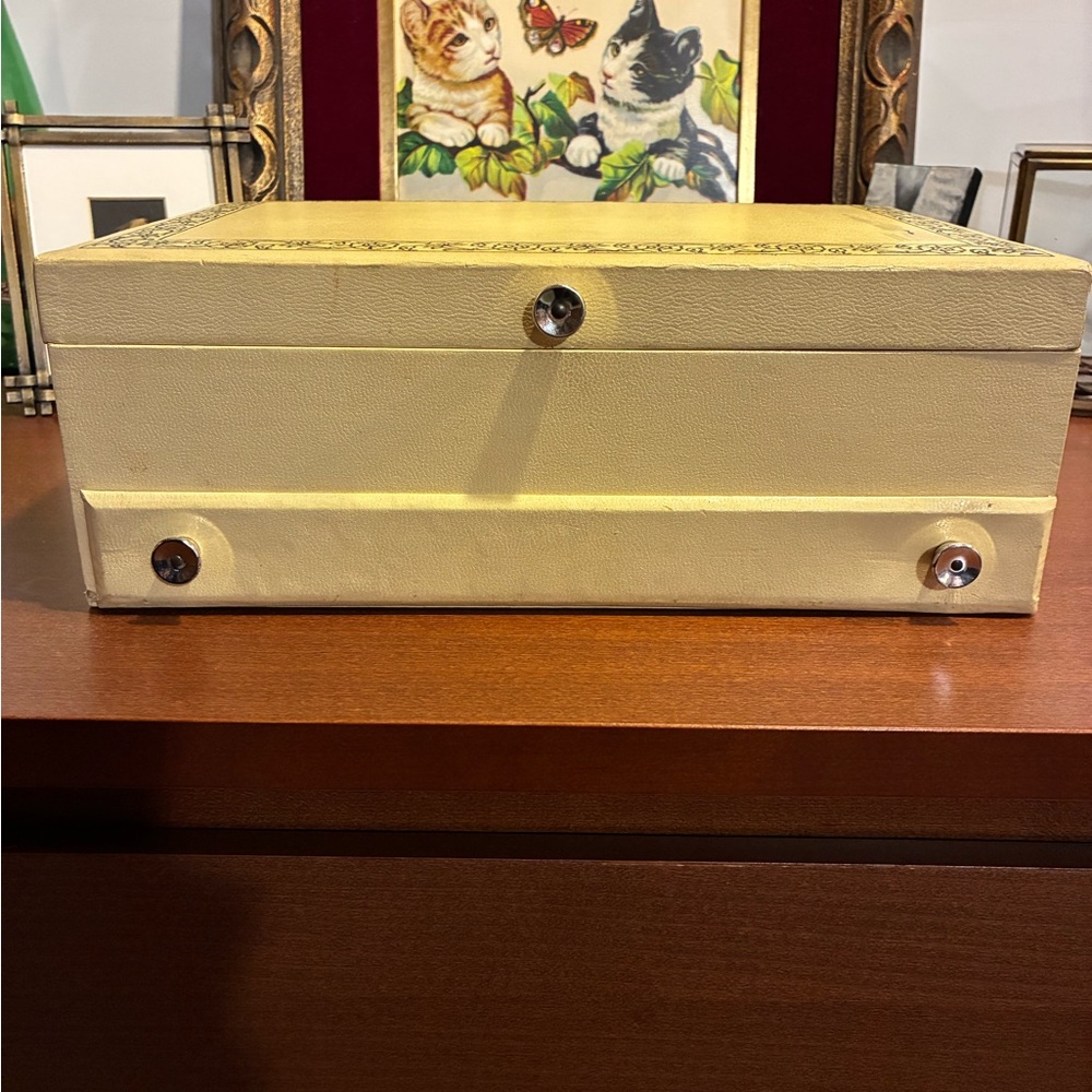 Large Vintage Jewelry Box - Picture 2 of 12